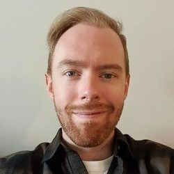 En smilende mann med skjegg, ved navn Marius Skauen Johansen, poserer selvsikkert for et hodeskudd mot en nøytral bakgrunn.