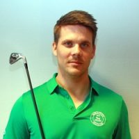En mann i grønn poloskjorte som holder en golfkølle over skulderen med et lett smil om munnen mot en ren bakgrunn er Anders Kristiansen.